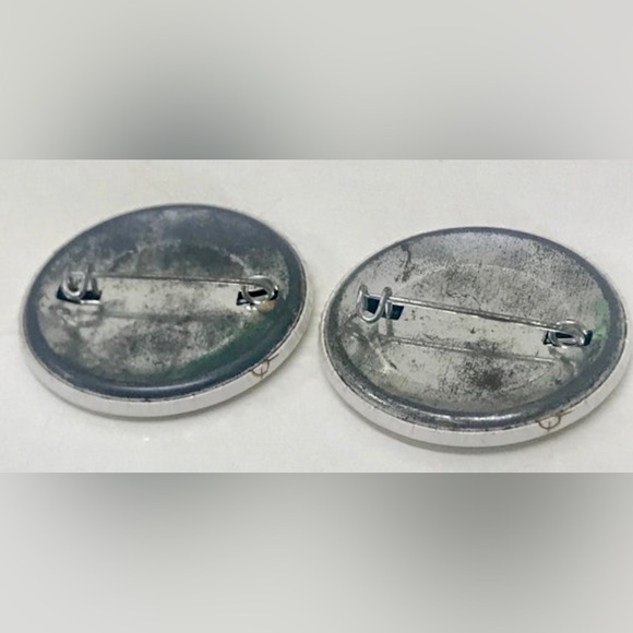 Vintage 1970s Set of 2 NO FLAME Fire Illustrated Pinback Buttons Antique Rare - Picture 8 of 8